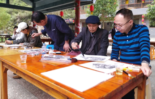 广州各界文艺媒体采风团到老区东兰县采访考察