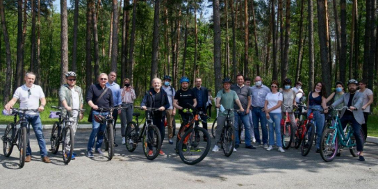 乌克兰泽林斯基总统邀请记者骑自行车出行